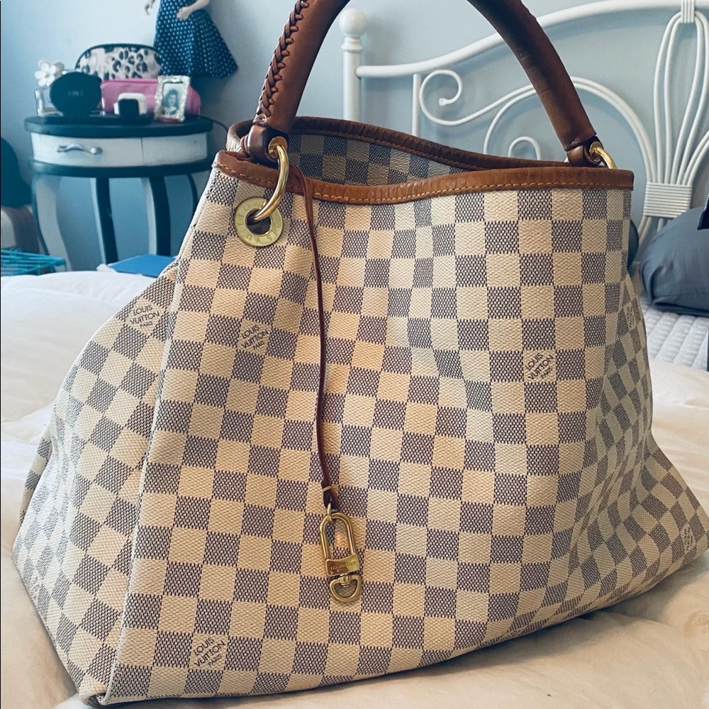 Louis Vuitton Artsy Handbag Damier MM
